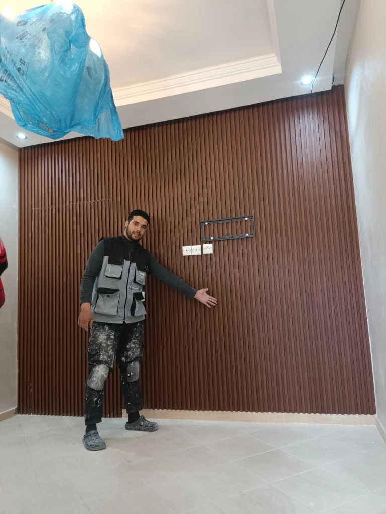 تركيب بارداج PVC داخلي في مراكش لجدار التلفاز بتصميم حديث
