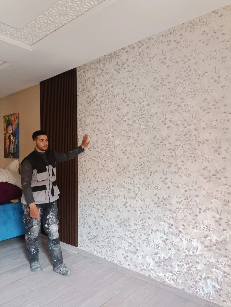 تركيب ورق الحائط والبارداج في صالون مراكش ديكور داخلي حديث