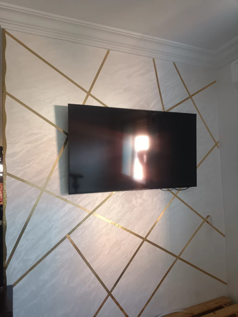 تصميم حائط تلفاز بخطوط دهبية في مراكش ديكور داخلي حديث