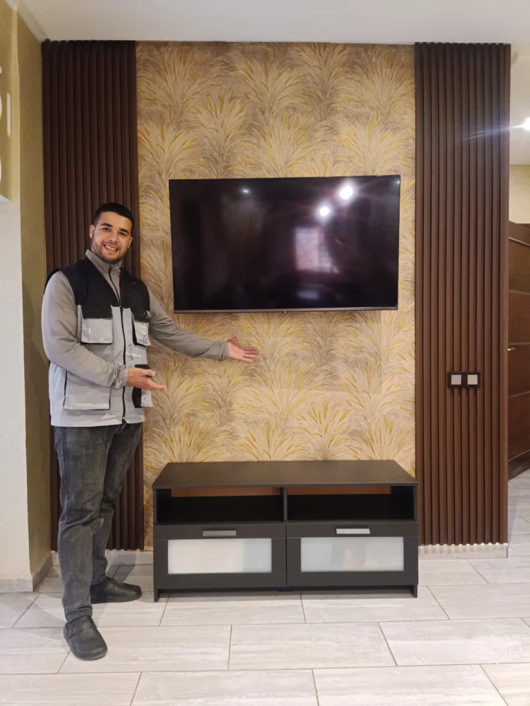 تركيب بارداج مع ورق الحائط لحائط التلفاز في مراكش تصميم فاخر