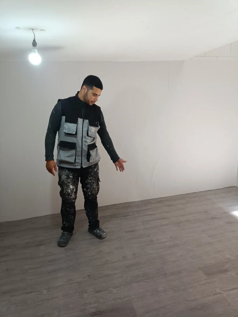 أرضية باركيه PVC رمادي بعد التركيب في مراكش مع نتيجة نهائية أنيقة