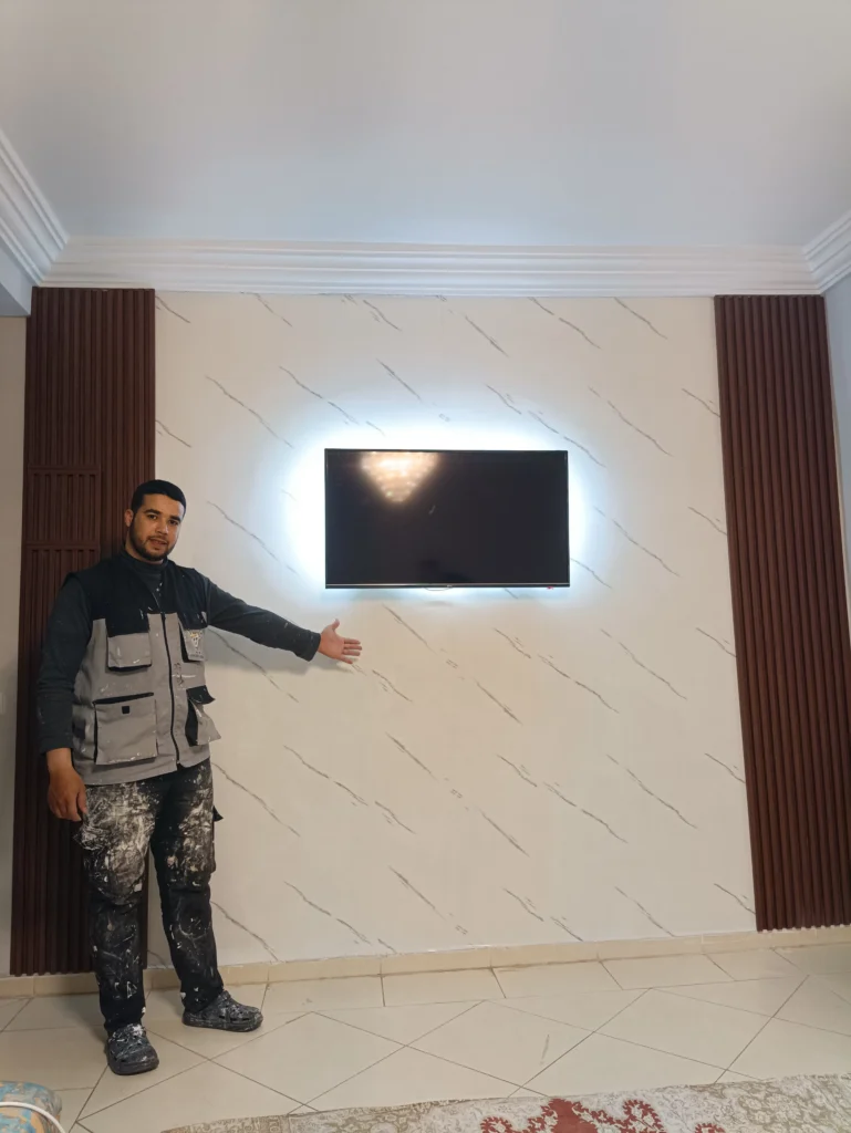 ديكور حائط تلفاز عصري مع بديل الخشب وتشطيب رخامي في مراكش