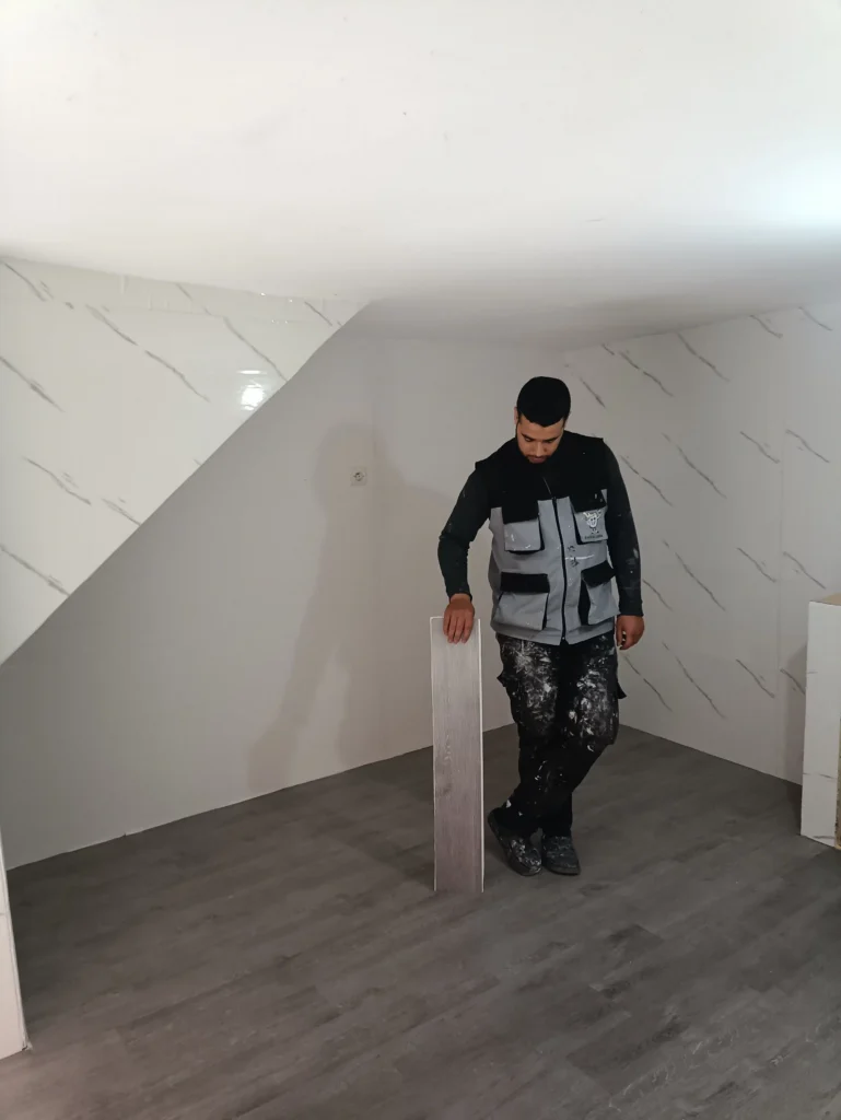 تركيب باركيه PVC لاصق في غرفة بمراكش بتصميم عصري ولون رمادي